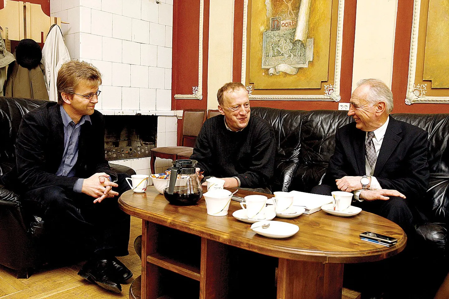 Paul Korrovits (vasakul) Tartu Postimehe vestlusringis koos Tartu Ülikooli emeriitprofessor Jaan Miku ja  ajakirja Akadeemia peatoimetaja Toomas Kihoga.