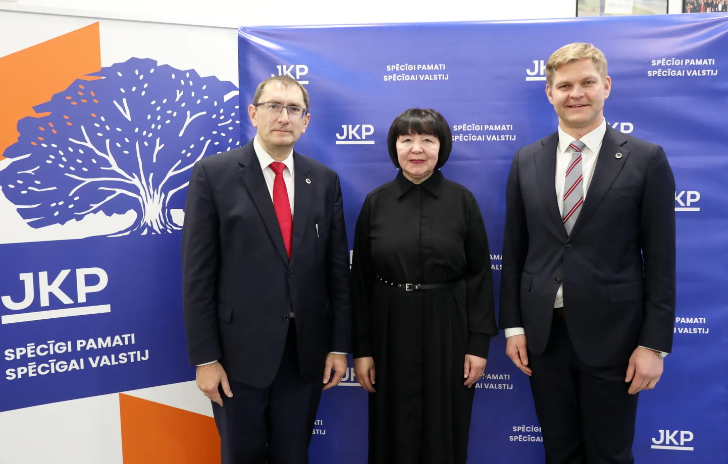 "Jaunās konservatīvās partijas" saraksta līderi Eiropas Parlamenta (EP) vēlēšanām - bijušais satiksmes ministrs Tālis Linkaits, dzejniece Liāna Langa un partijas priekšsēdētājs Gatis Eglītis piedalās preses konferencē, kurā iepazīstina ar partijas līderiem EP vēlēšanām.