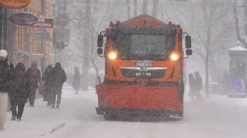 Rīgas dome sola ielu tīrīšanu visu dienu