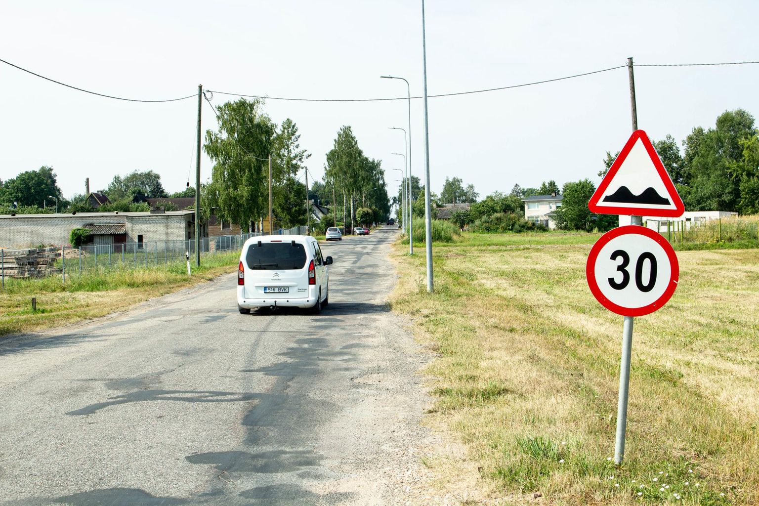 Lisaks Metsa ja Kuperjanovi tänava lõikudele saab Valgas täies pikkuses korda künklik Lõuna tänav, kus praegu hoiatab liiklejaid ebatasase tee eest liiklusmärk.