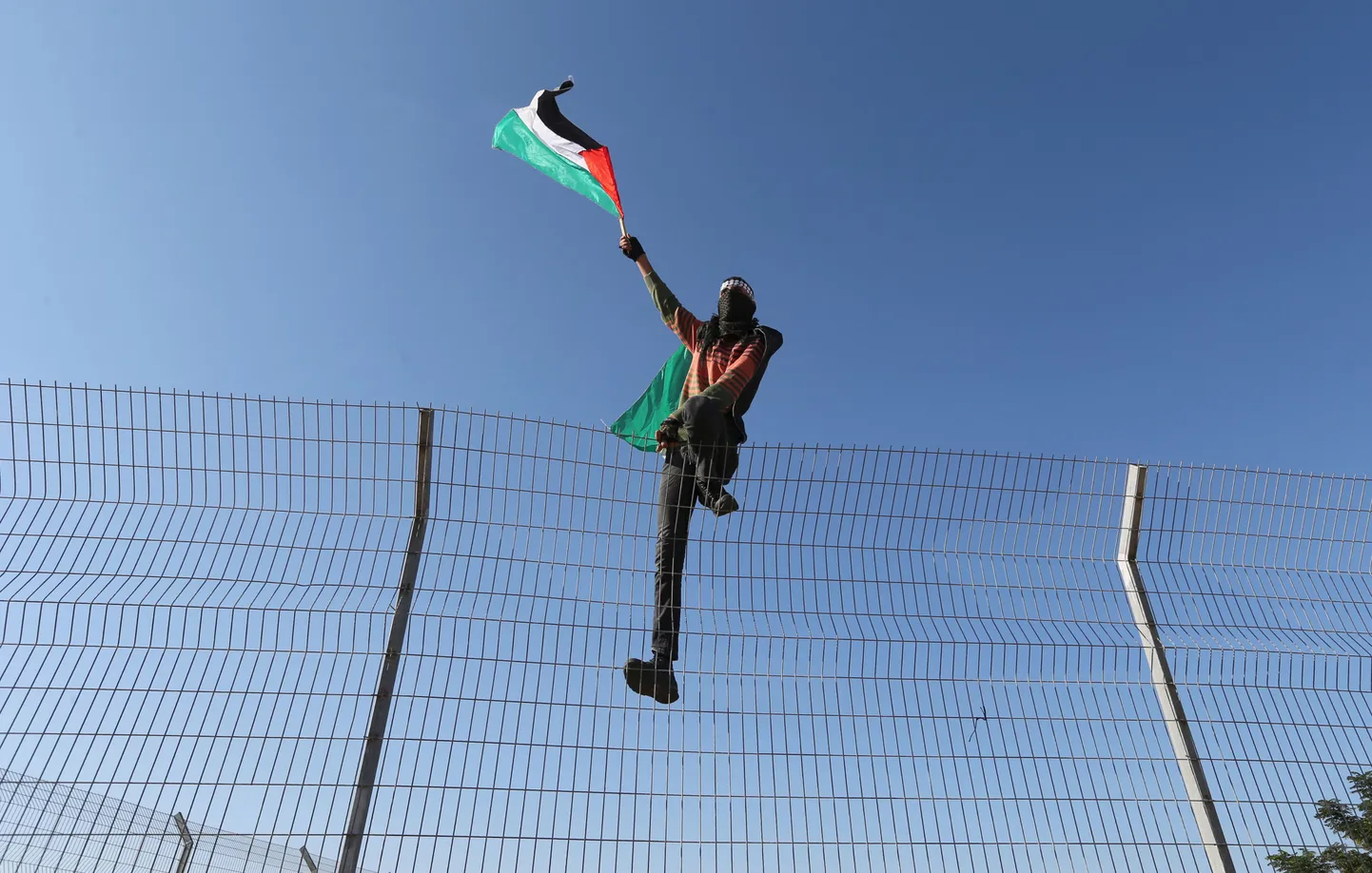 Palestiinlane ronimas üle Gaza sektori piiril asuva tara.