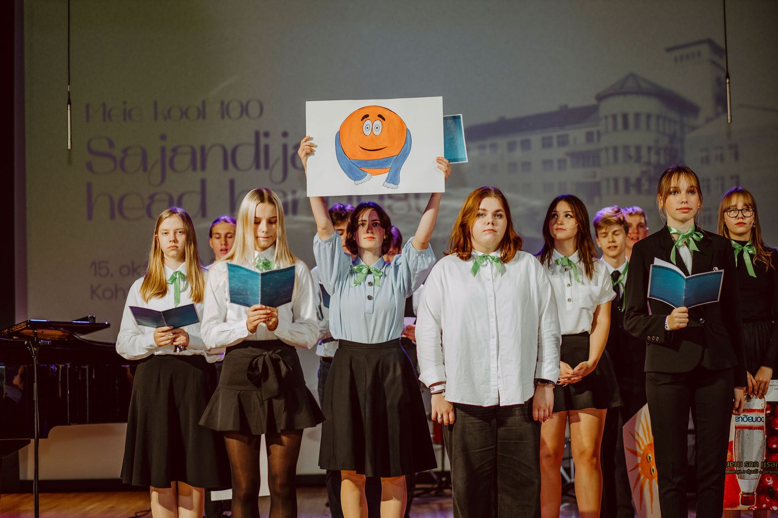 Kohtla-Järve eesti kooli sajanda aastapäeva kontserdil esinenud Järve põhikooli õpilaste kava tõi esile kooli ajaloo tähelepanuväärsemad pöördehetked.