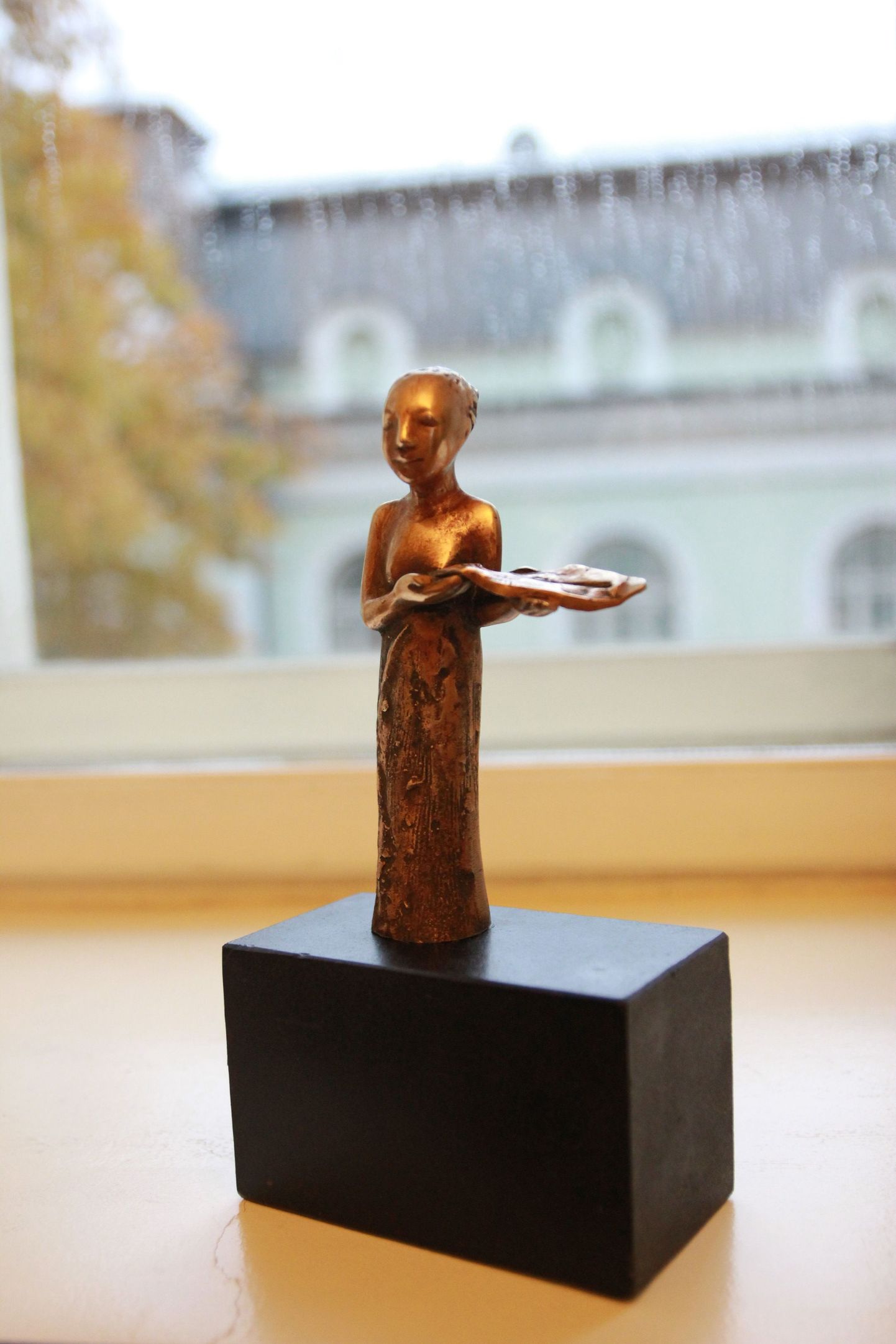 Скульптура Рети Сакс «Цветок общества».