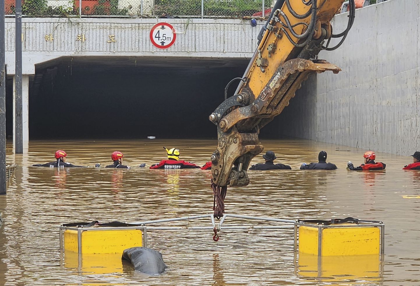 Päästjad püüavad jõuda ellujäänuteni üleujutatud tunnelis.