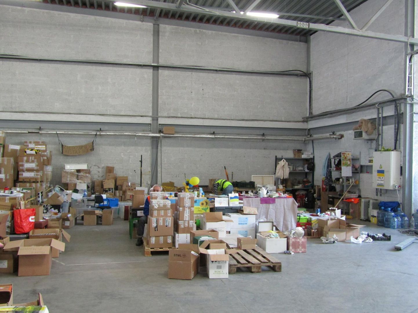 Ühenduse Tavi Draugi sorteerimisnurk, kus annetustena saadud esemed jagatakse erinevate kategooriate alusel. 