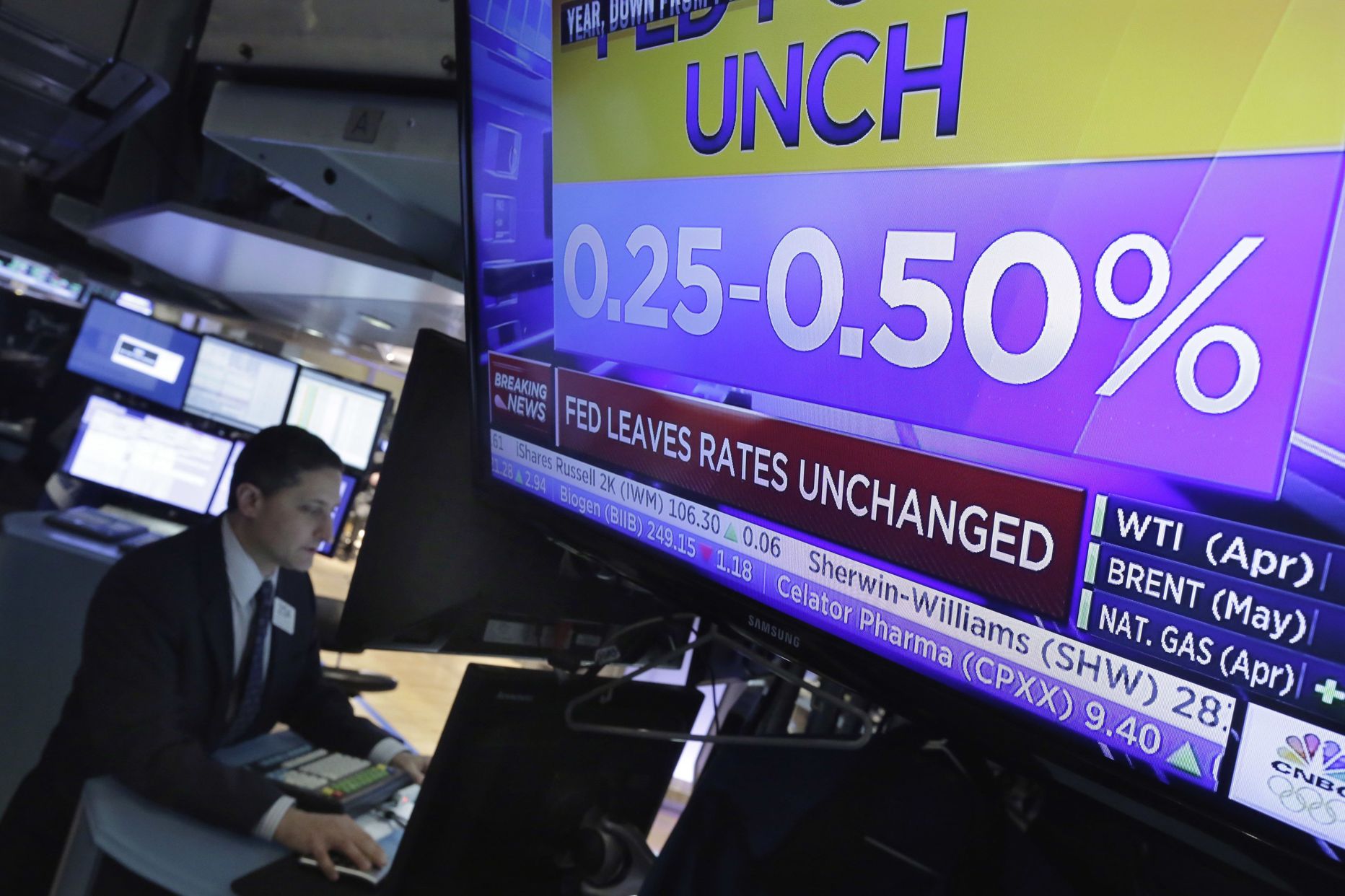 Fedi intressimäärade muutmatajätmise otsus suurel ekraanil New Yorgi aktsiabörsil NYSE.
