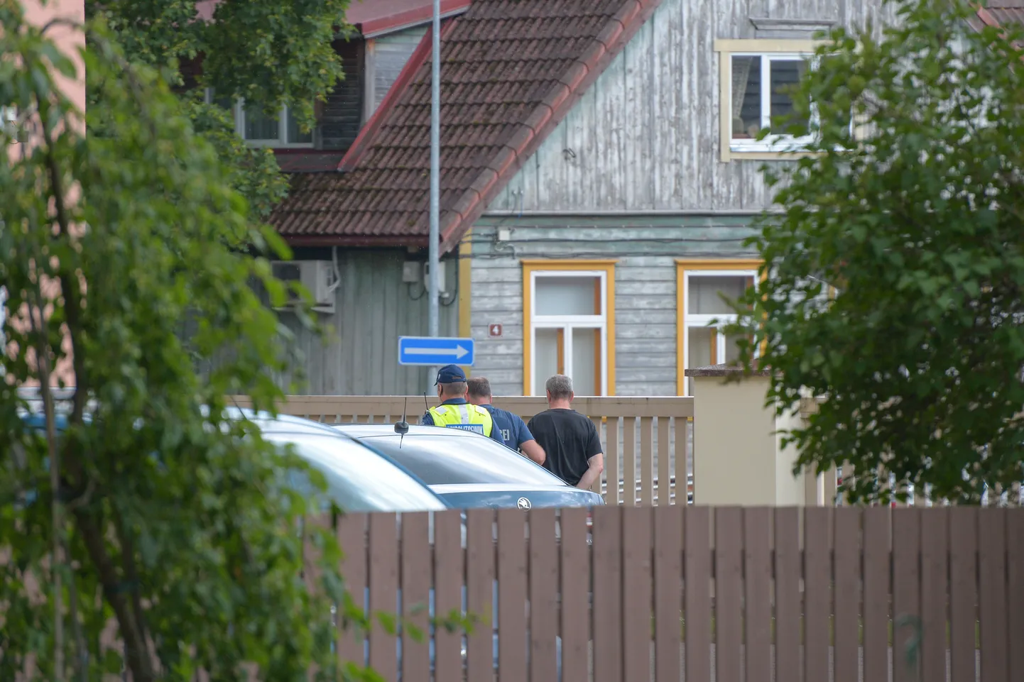 Hedvig Hansoni maja süütamises kahtlustatav mees viidi Viljandi kohtumajja.