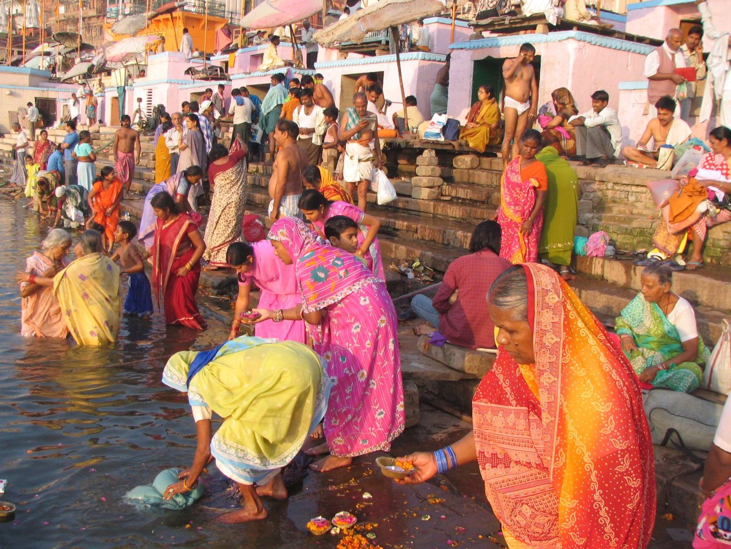 Inimeste varahommikused askeldused Varanasis Gangese kaldal.