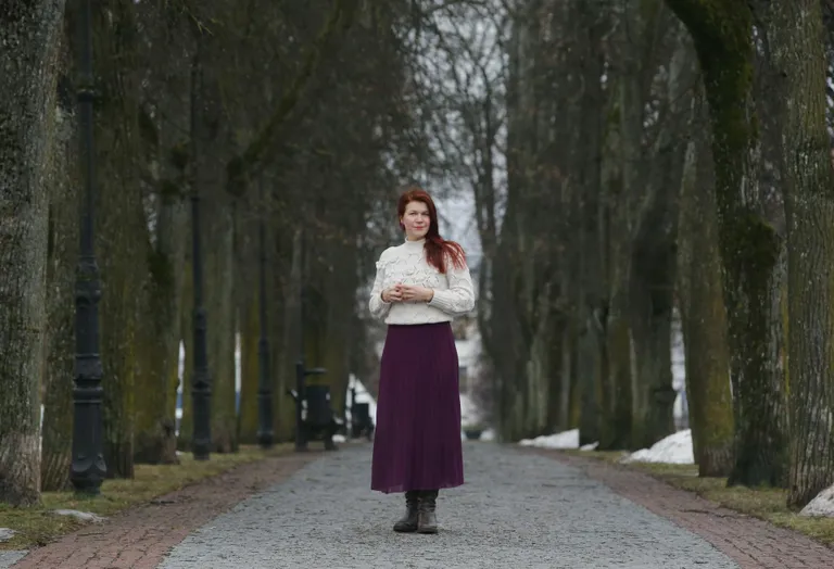 Eesti Rahvusringhäälingu Põlva- ja Võrumaa korrespondent Mirjam Mõttus Võru ilmselt kuulsaimal ja ilusaimal tänaval, Katariina alleel.