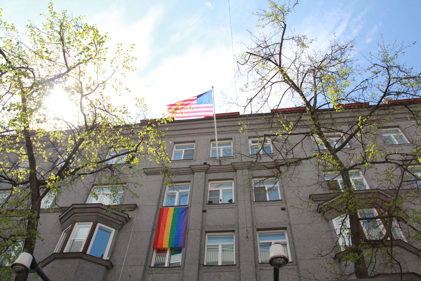 Посольства вывесили радужный флаг по случаю дня борьбы с гомофобией