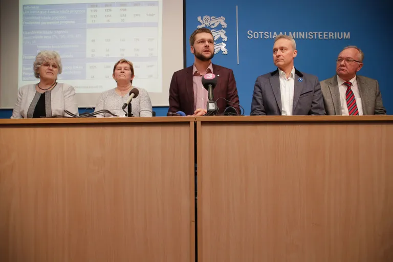 Pressikohtumisel olid (vasakult) tervishoiutöötajate kutseliidu president Iivi Luik, arstide liidu esindaja Katrin Rehemaa, tervise- ja tööminister Jevgeni Ossinovski, haiglate liidu juht Urmas Sule ja kiirabi liidu juhatuse esimees Ago Kõrgvee. Foto: