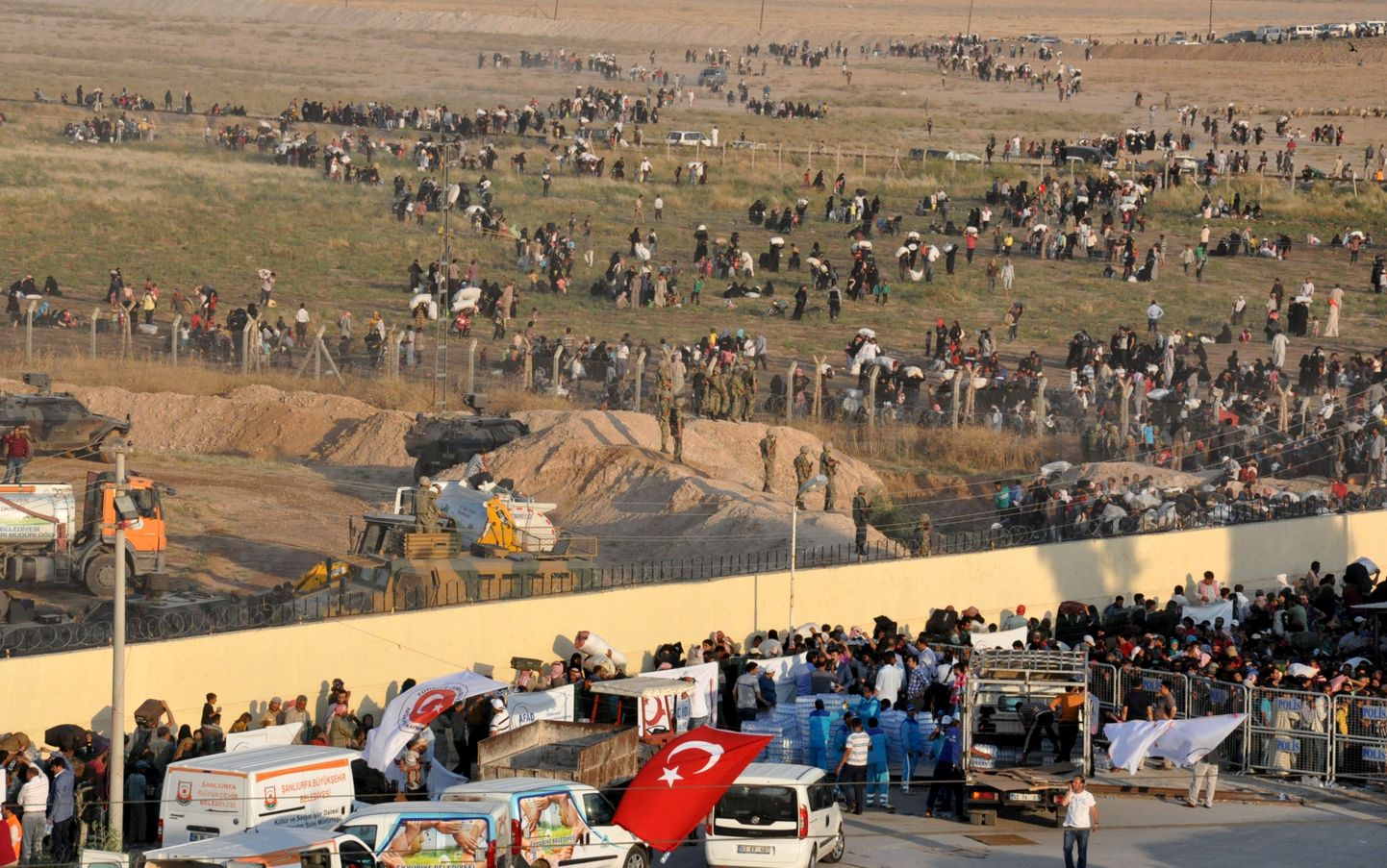 Bēgļi pie Turcijas robežas.