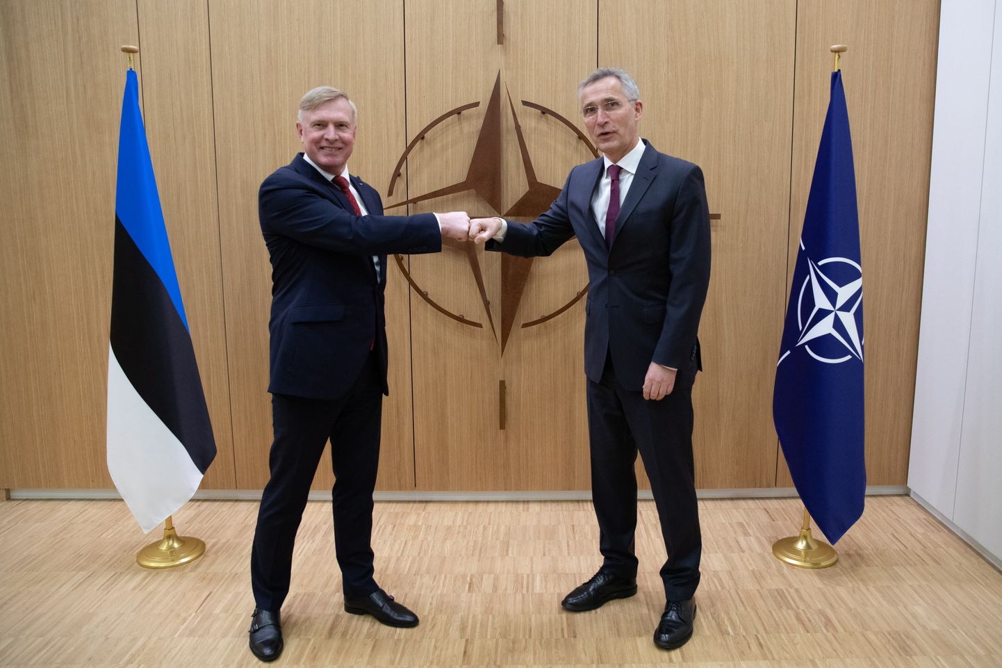 NUKID! Kalle Laaneti sõbralik tervitus Jens Stoltenbergiga NATO kaitseministrite kohtumisel veebruaris.