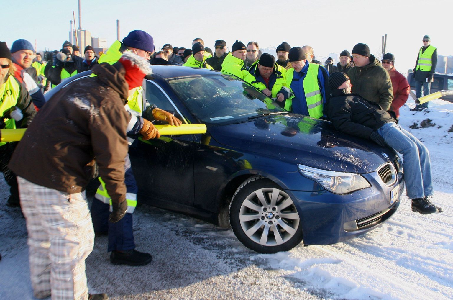 Soome dokitööliste streik 2010. aastal: streikijad ei lase firmajuhi autot Kotka sadamasse.