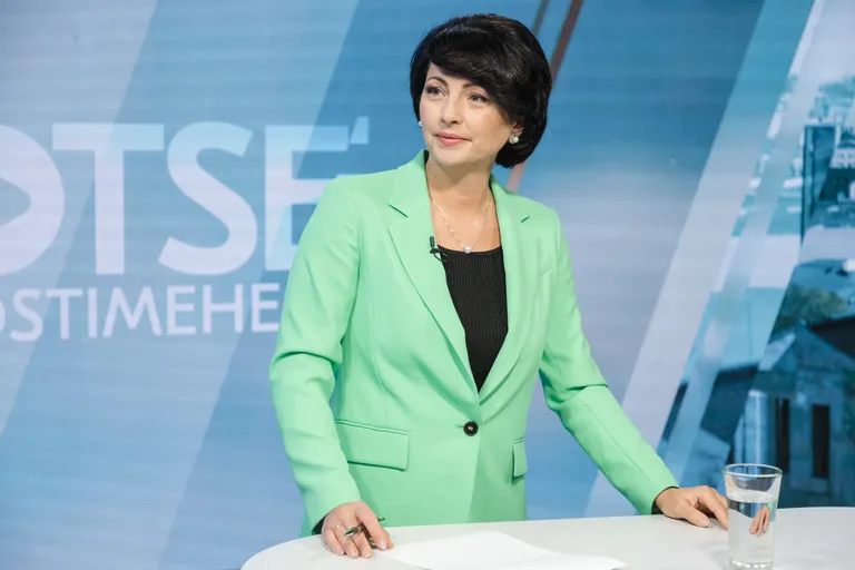 Студия Postimees: почему не разоблачают телефонных мошенников? / Одежда ведущей: Tallinna Kaubamaja / Marc Cain