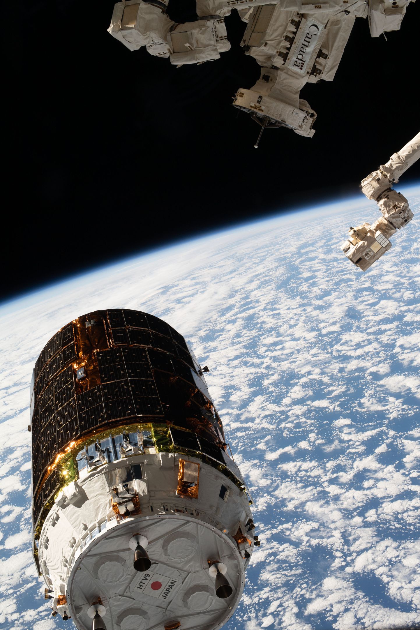 Jaapani kaubalaev lähenemas Rahvusvahelisele Kosmosejaamale (ISS).