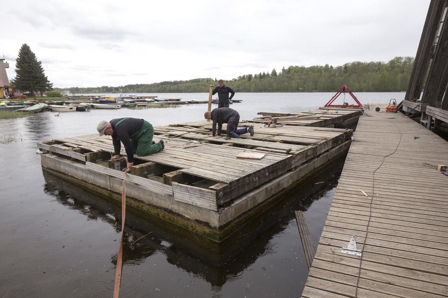 Viljandi järvele viiv sild tehakse ujumishooajaks korda.