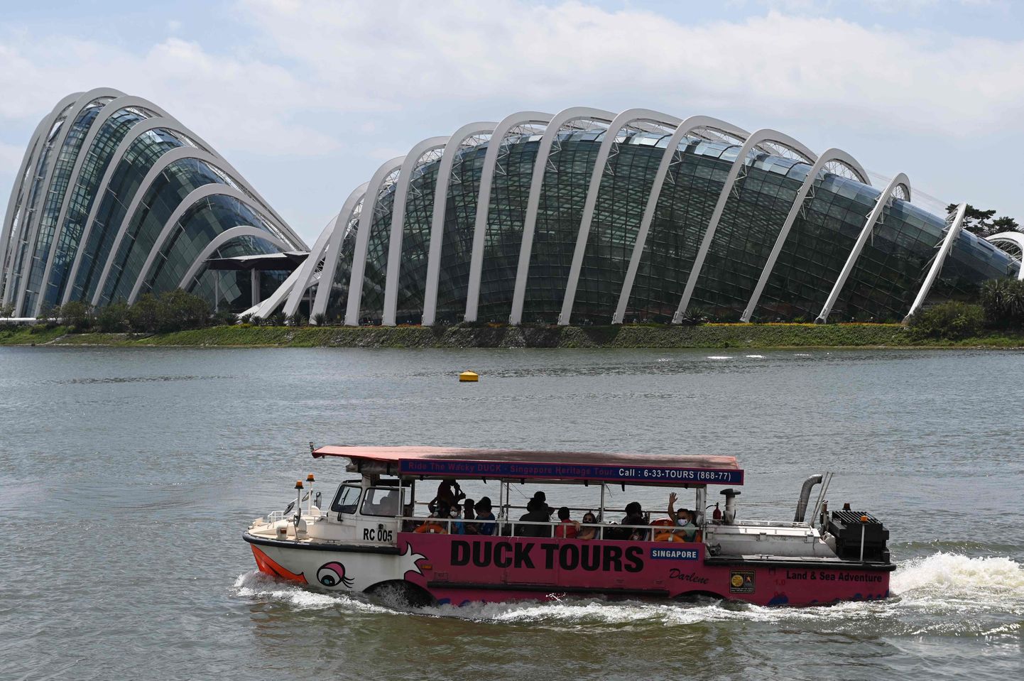 Väikse rühm turiste reisikorraldaja Duck Tours amfiibsõidukiga Singapuri lahel 28. detsembril 2020