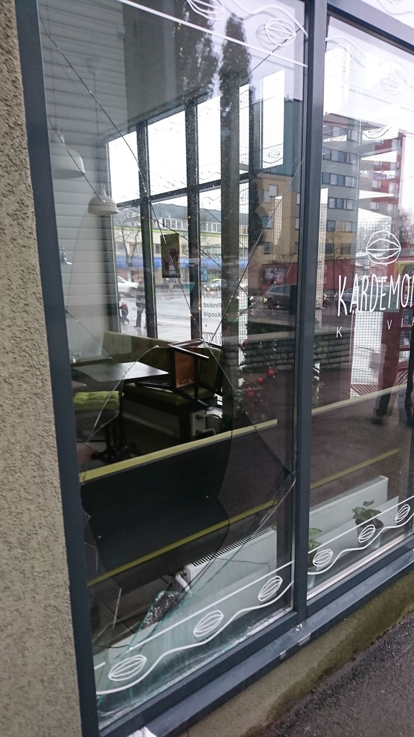 Чтобы забраться в кафе вор разбил окно.