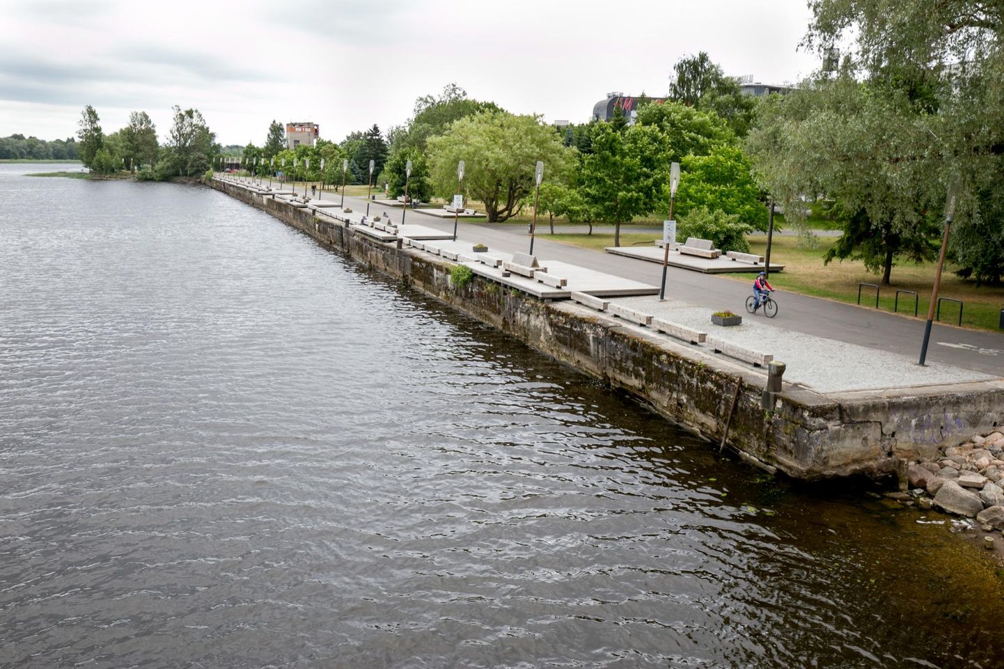 Pärnu jõe vasakkaldal on raske ujumiskohta leida.