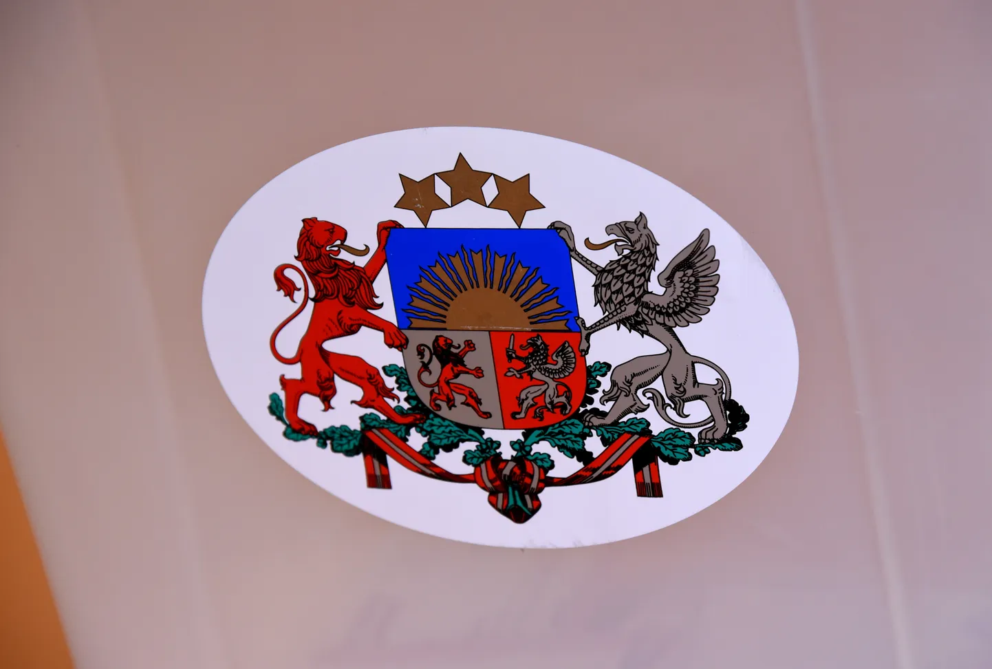 Latvijas ģerbonis uz 13.Saeimas vēlēšanu urnas.