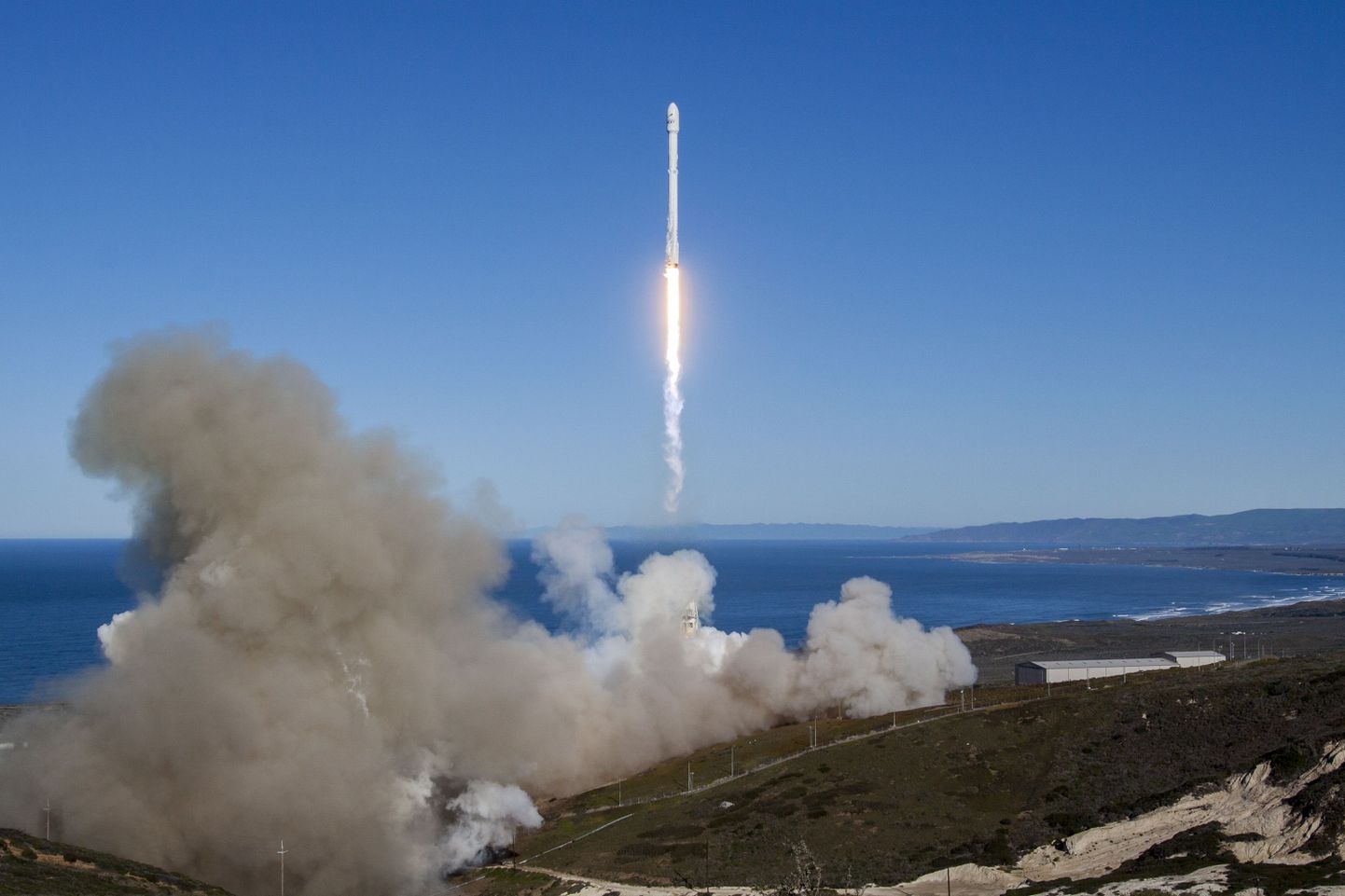 USA kosmosefirma SpaceX kanderakett startis edukalt.