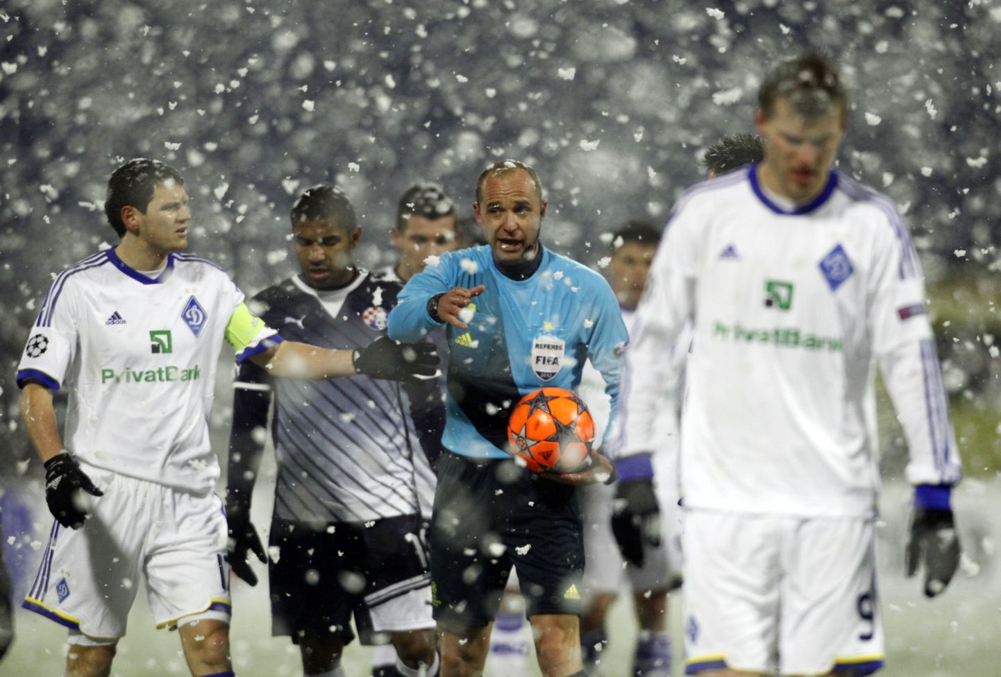 Zagrebi Dinamo ja Kiievi Dinamo vaheline Meistrite liiga mäng tuli lumesaju tõttu katkestada.
