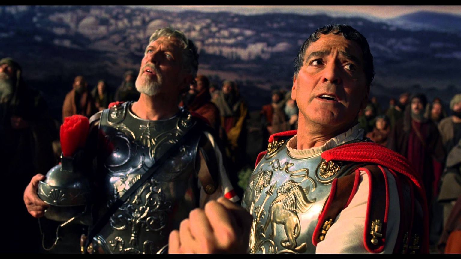 Римский легионер (Джордж Клуни, справа) и его товарищ (Клэнси Браун) пред ликом Христа на съемочной площадке студии «Капитолий».