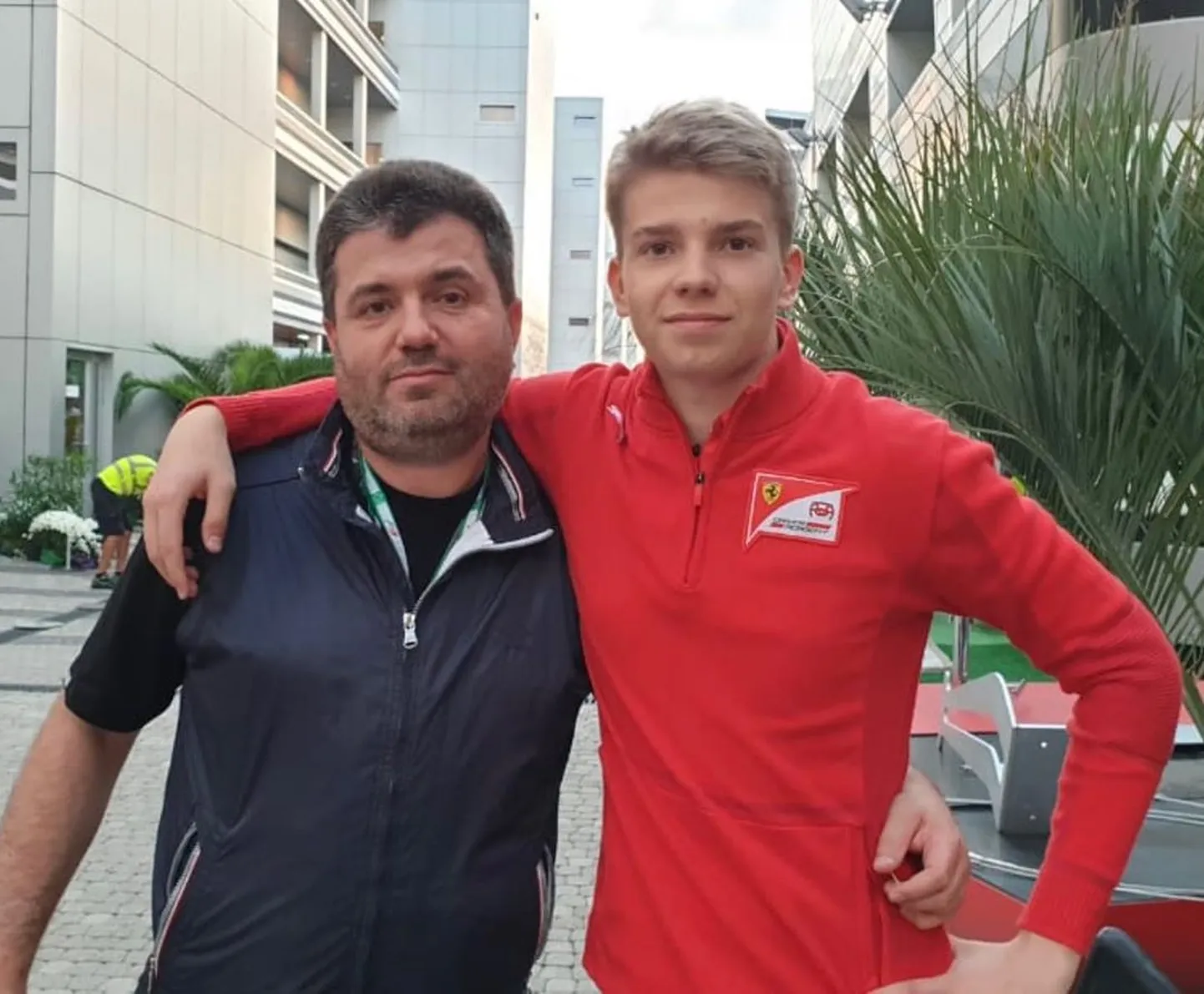 Robert (paremal) ja tema isa Mihhail.