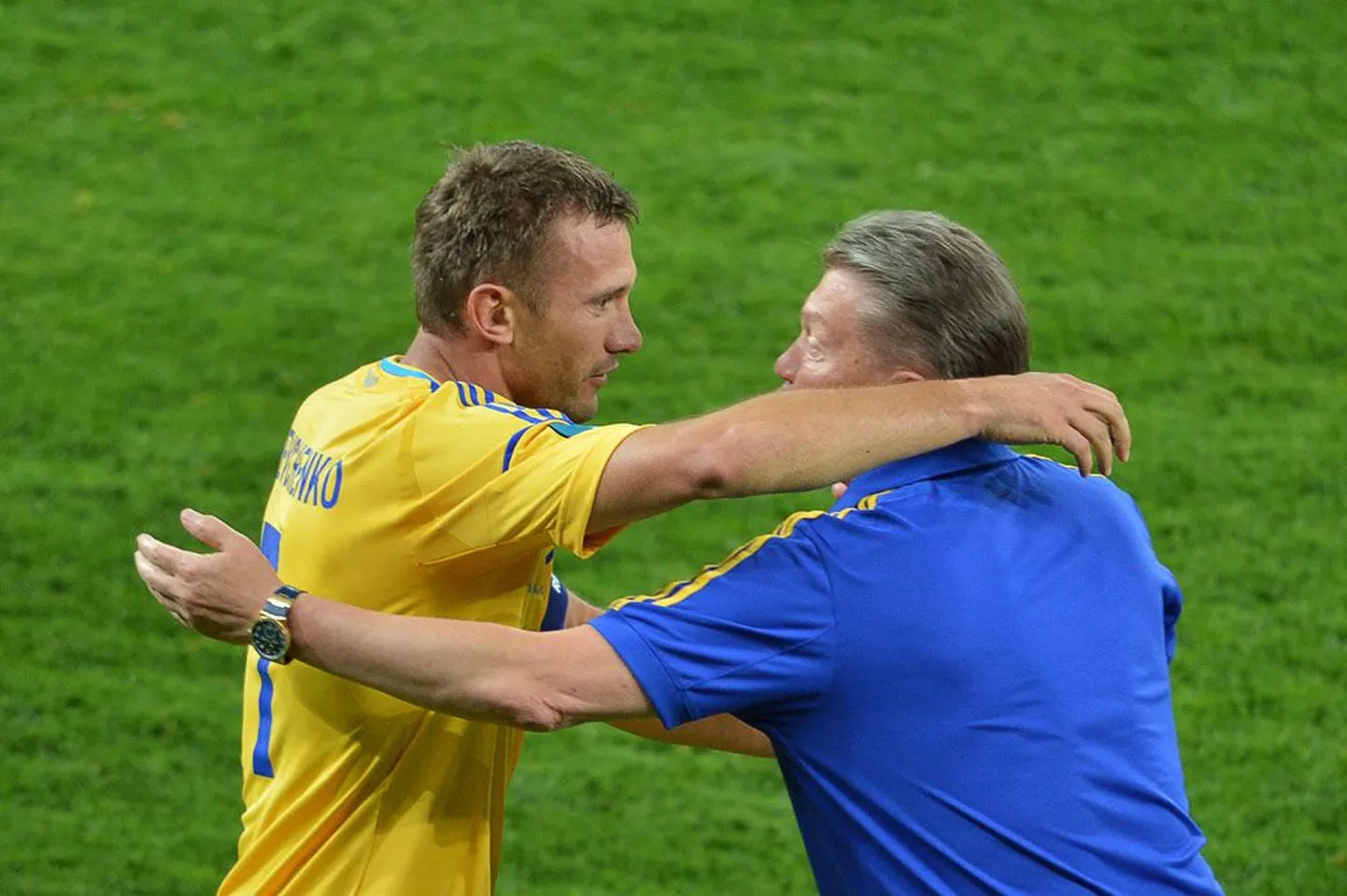 Andrei Ševtšenko (vasakul) ja peatreener Oleg Blohhin teineteist õnnitlemas.