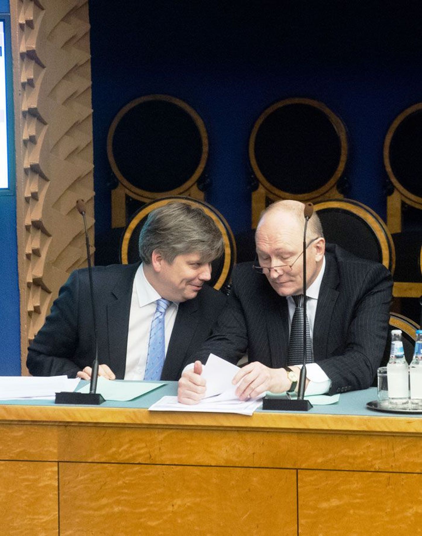 Ministrid Siim Kiisler (vasakul) ja Jaak Aaviksoo riigikogu infotunnis.