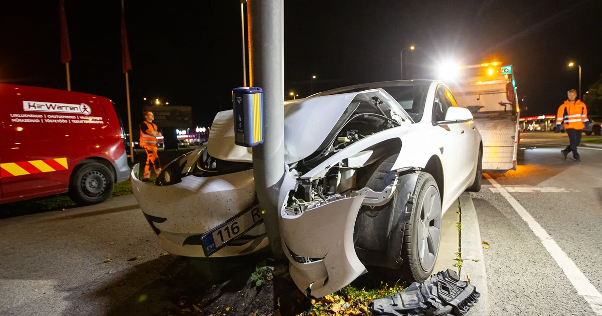 FOTOD JA VIDEO ⟩ Tallinnas sõitis auto vastu posti, juht viidi haiglasse