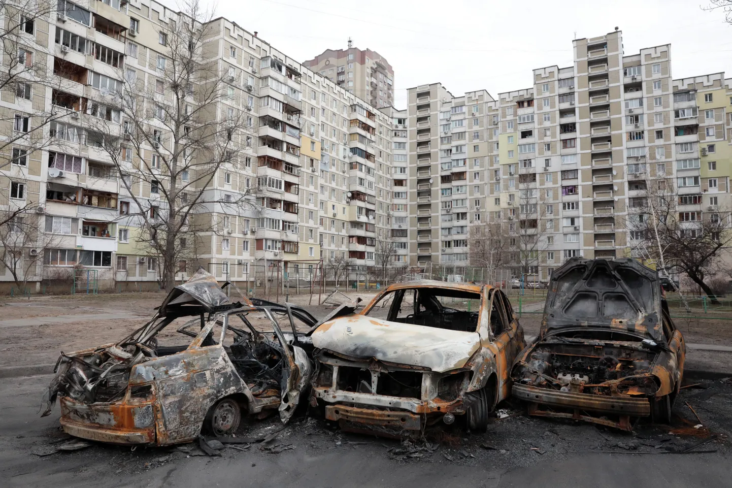 Izpostītas mājas un automašīnas Kijevā.