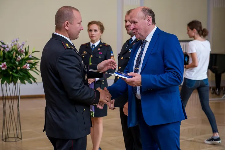 Päästeteenistuse hõberisti sai Valgamaa päästepiirkonna juhataja Alar Roop (vasakul).