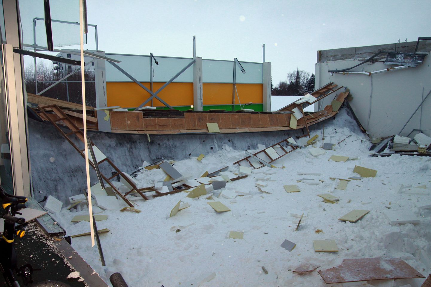 Pärnu spordihalli väikese saali katus kukkus sisse.