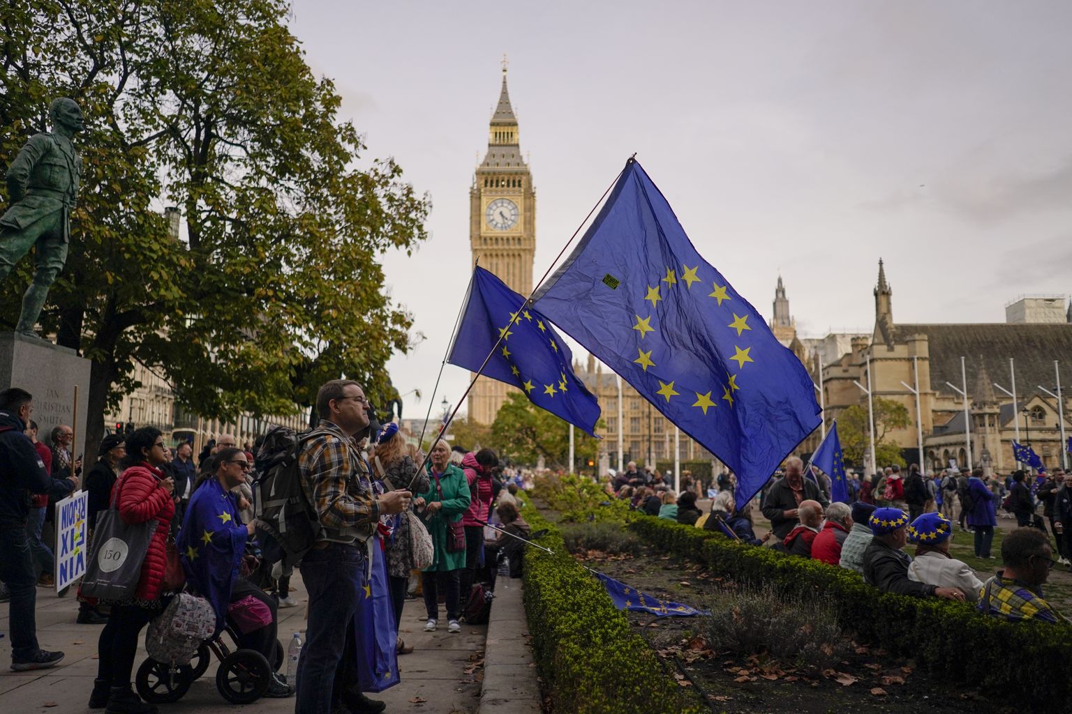 Люди в Лондоне требуют от Великобритании снова вступить в Евросоюз