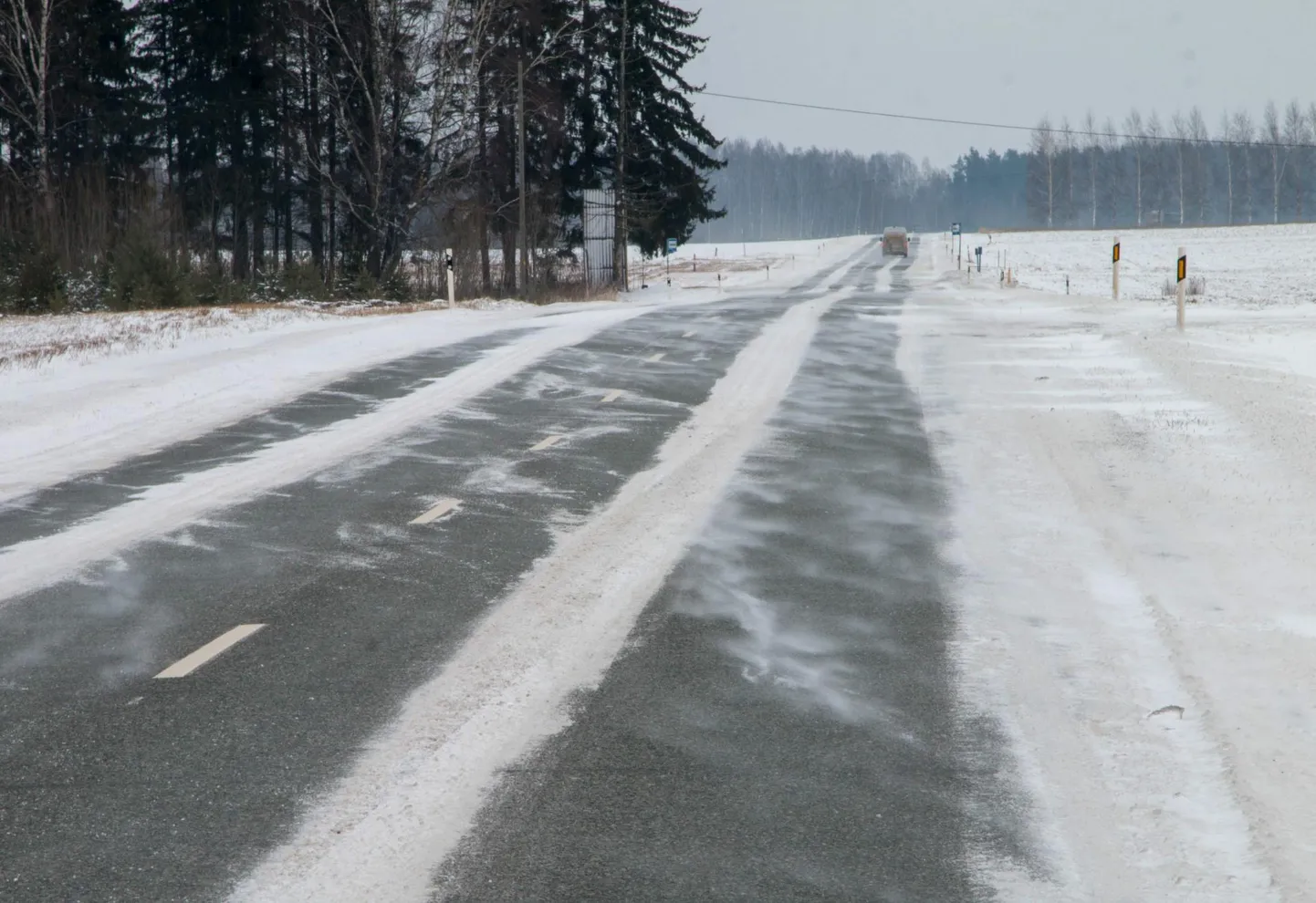 Õhu- ja teetemperatuur on kõikjal miinuses ning ka suuremad riigiteed võivad lõiguti libedad olla.