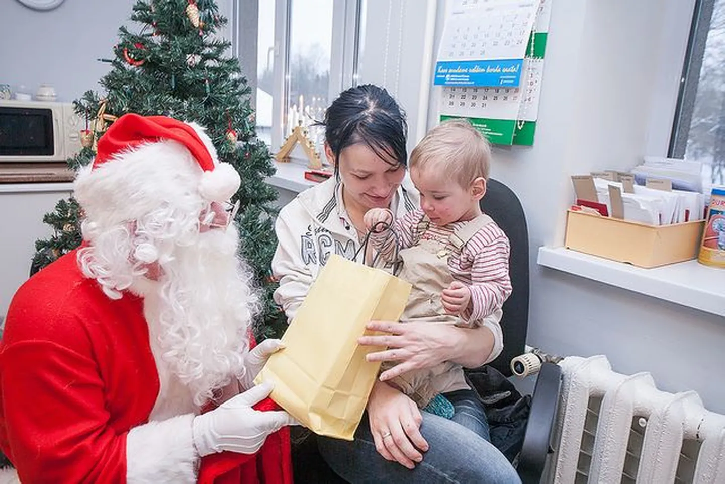 Mittetulundusühing Naerata Ometi viib jõulurõõmu haiglas viibivatele lastele.