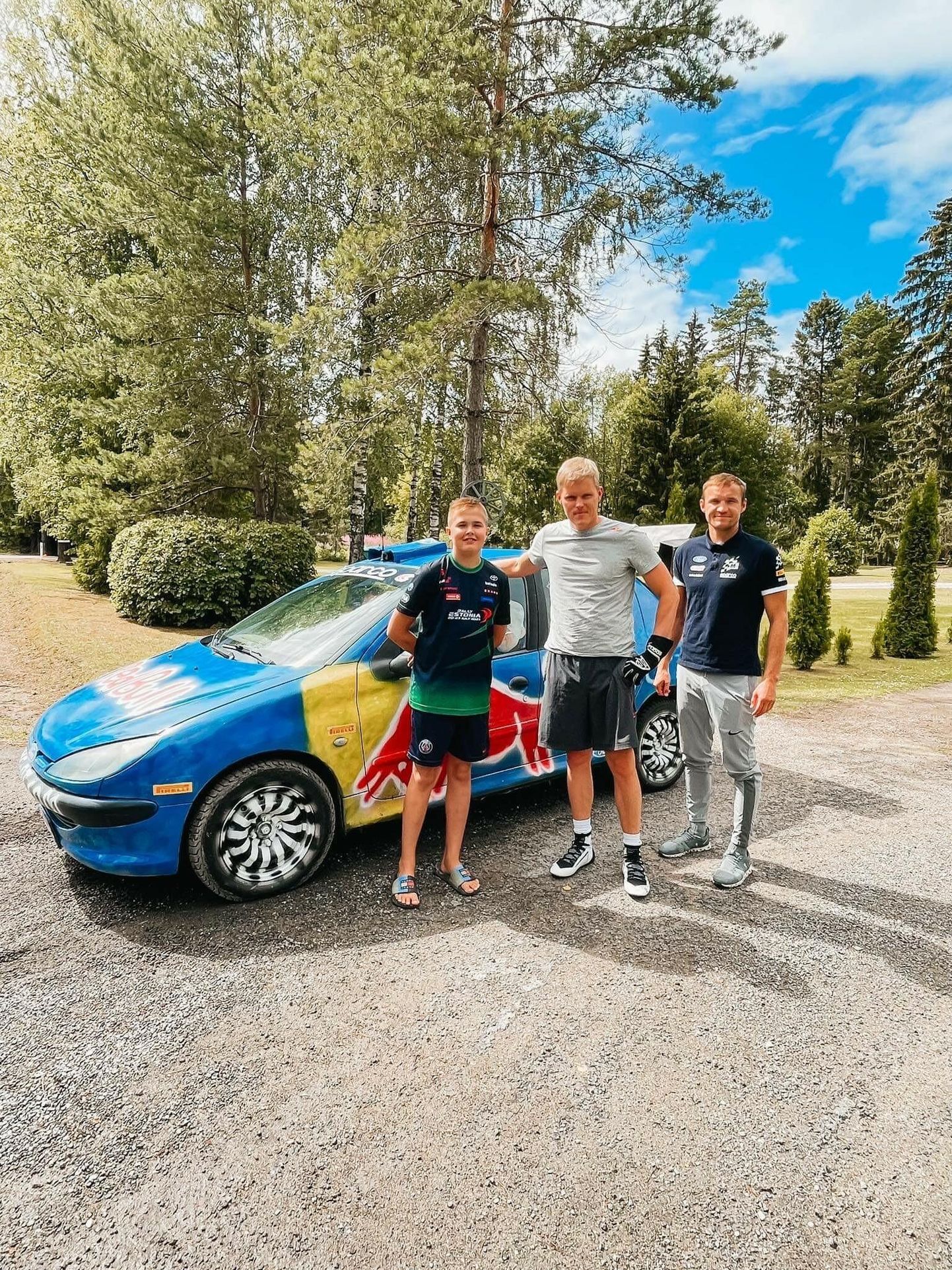 Mathias Schleigel koos Ott Tänaku ja Martin Järveojaga, kes tegid poisiga koos pilti. FOTO: Sandra Rohelpuu