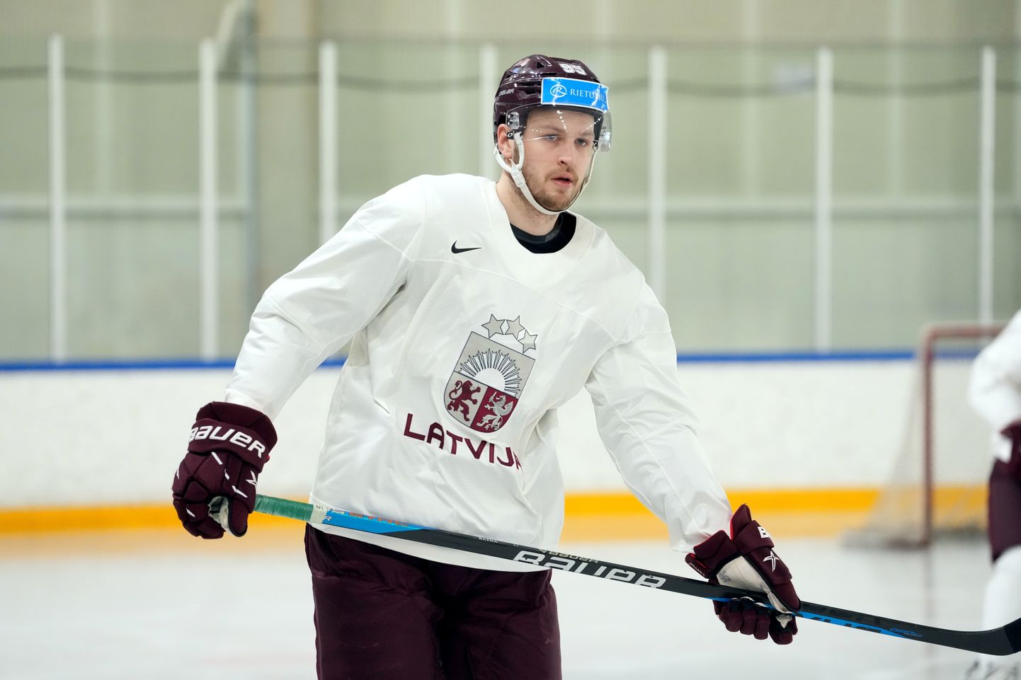 Latvijas hokeja izlases spēlētājs Oskars Batņa