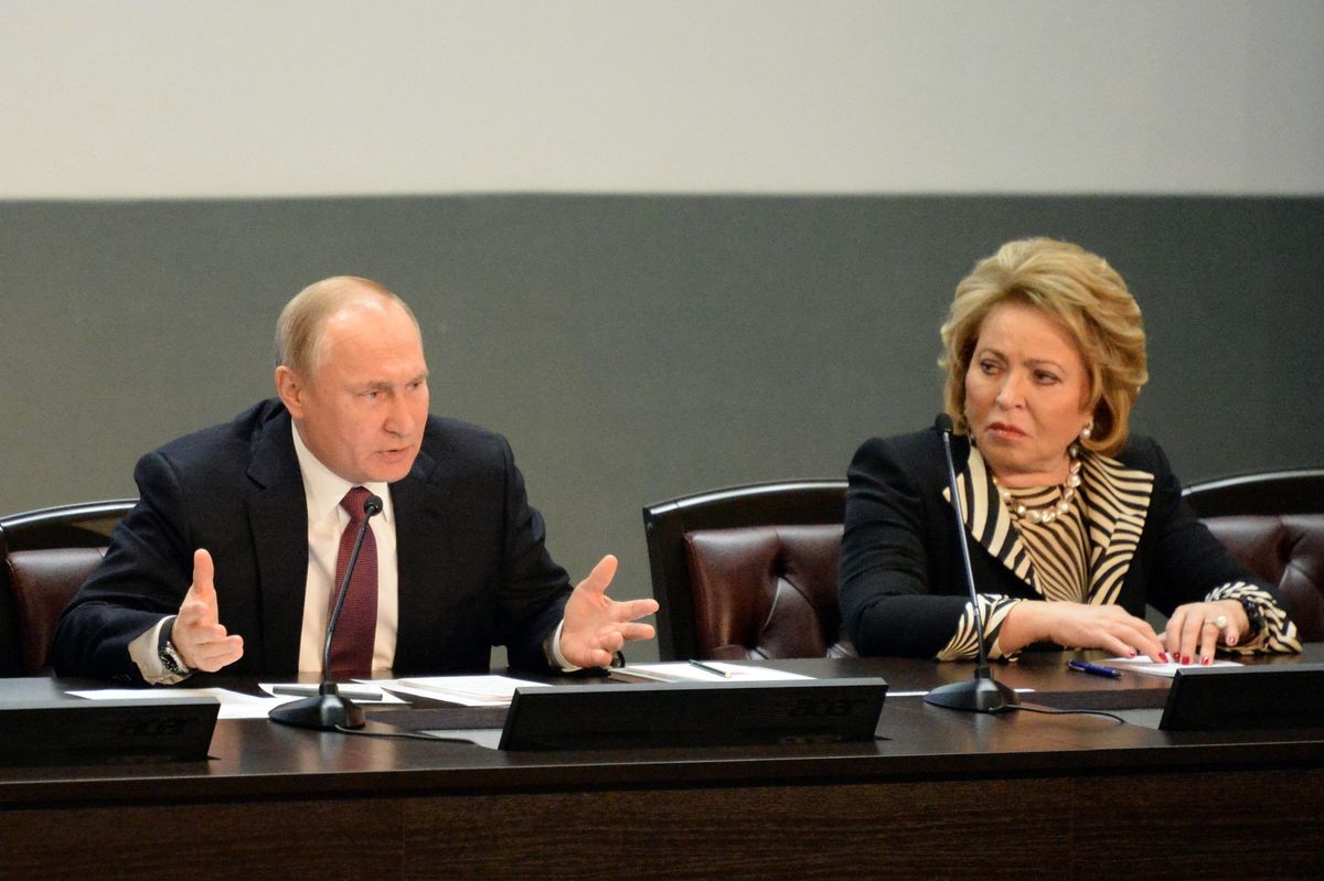 Kara noziedznieks Vladimirs Putins un Krievijas Federācijas padomes priekšsēdētāja Valentīna Matvijenko.