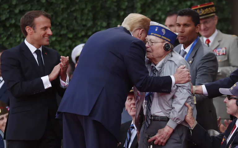 USA president Donald Trump ja Prantsusmaa riigipea Emmanuel Macron tervitamas veterane Ühendriikide sõdurite surnuaial toimunud Normandi dessandi mälestusüritusel Colleville-sur-Meris.