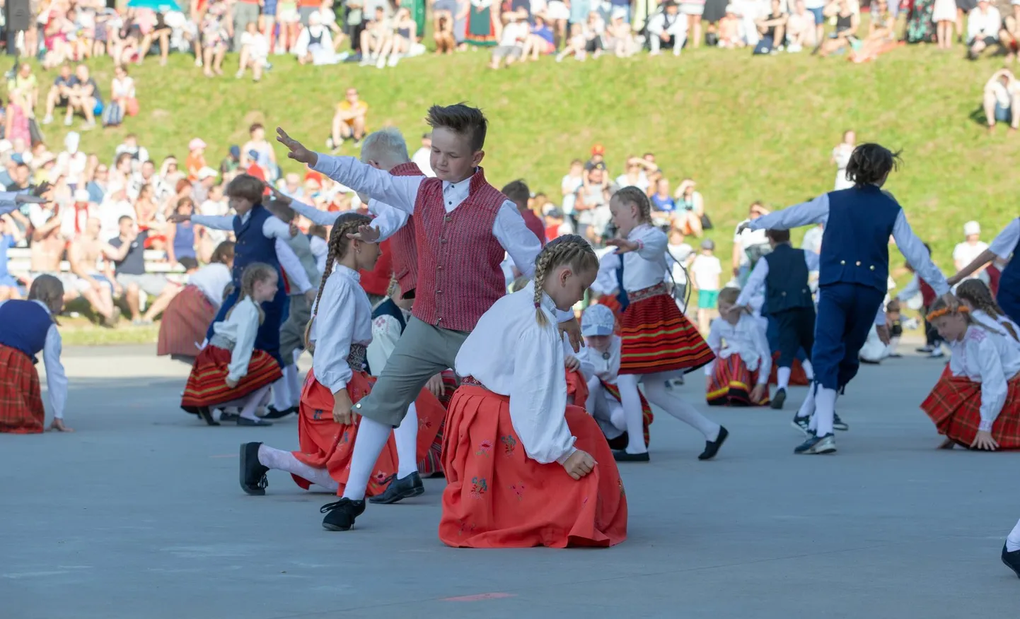 Viljandimaa tantsupidu "See rõõm on elust endast" toob Viljandi lauluväljaku tantsuplatsile tuhat tantsijat, nende hulgas nii suuri kui väikesi.