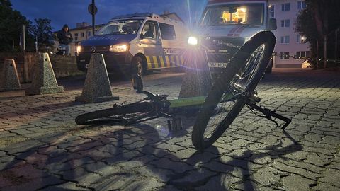 ГАЛЕРЕЯ ⟩ Пьяный велосипедист врезался в дорожное ограждение и получил травмы
