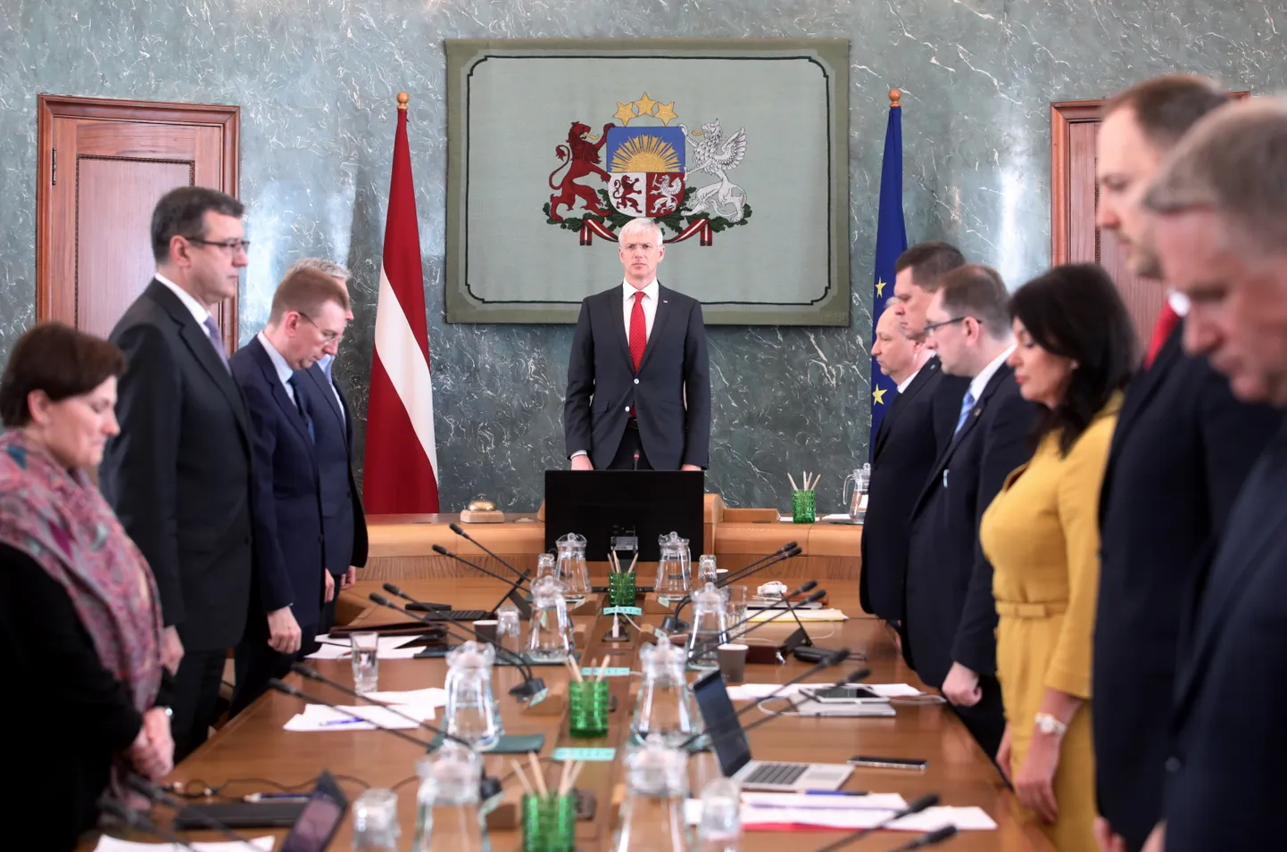 Ministru prezidents Krišjānis Kariņš (centrā) un ministri