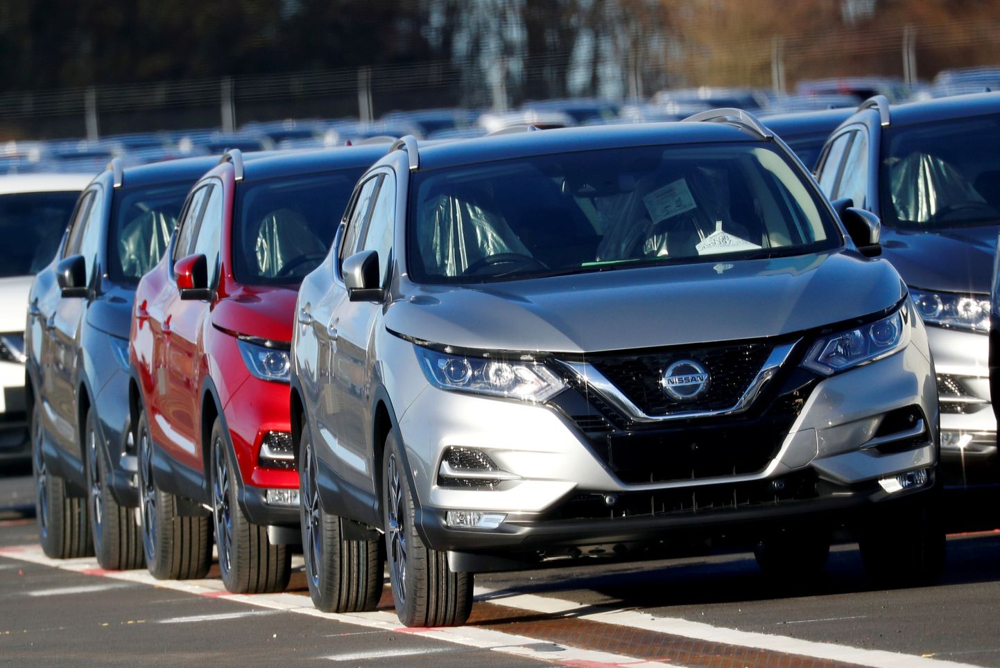 Jaunas Nissan automašīnas pie rūpnīcas Sanderlendā, Lielbritānijā 