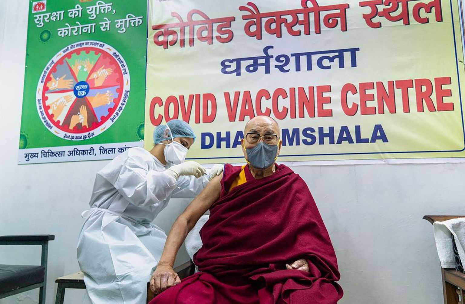 Dalai-laama vaktsineeriti koroonaviiruse vastu.