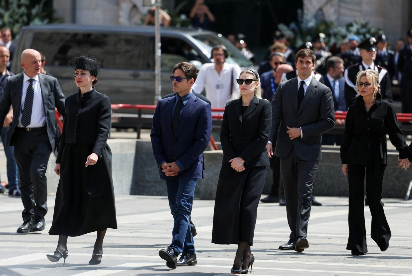 Silvio Berlusconi lapsed eile Milano toomkiriku juures isa matustele saabumas: vasakult Eleonora Berlusconi, Pier Silvio Berlusconi, Barbara Berlusconi, Luigi Berlusconi ja Marina Berlusconi. 