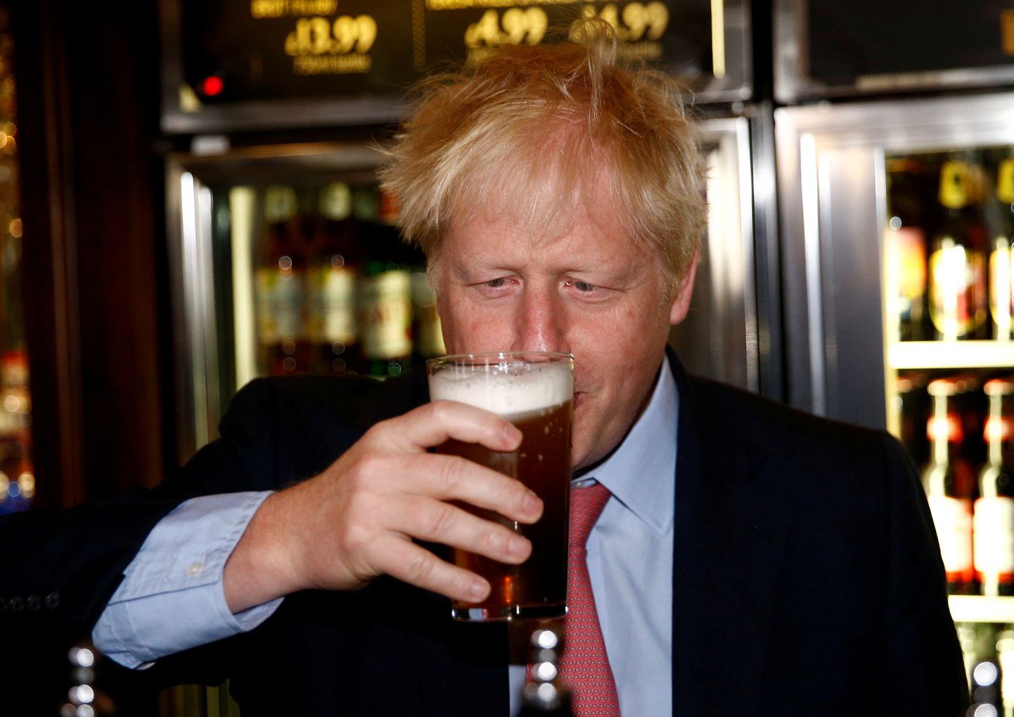 Briti konservatiivne poliitik Boris Johnson joomas 10. juulil 2019 õlut Londonis Metropolitan Bar pubis