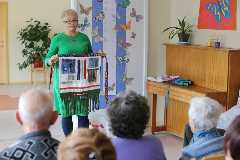 Janika Pael vestlemas Tartu vaimse tervise hooldekeskuses eakatega.